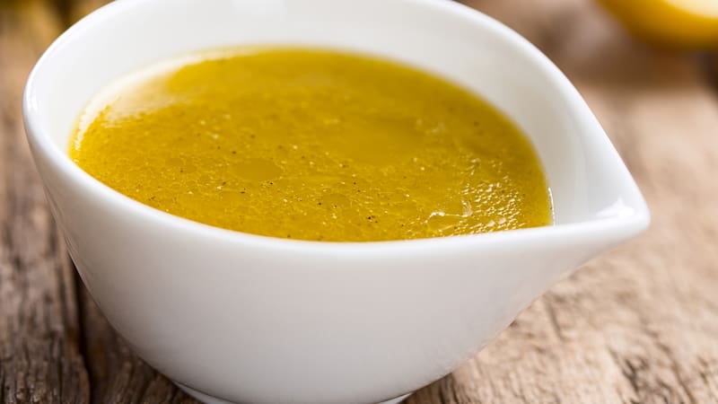 Mezclar vinagre con aceite de oliva: por qué se recomienda esta mezcla poderosa y para qué sirve.