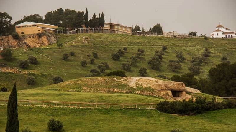 Casi 6000 años después, arqueológicos descifran la mayor estructura de piedra del Neolítico y hallan una catedral gótica.