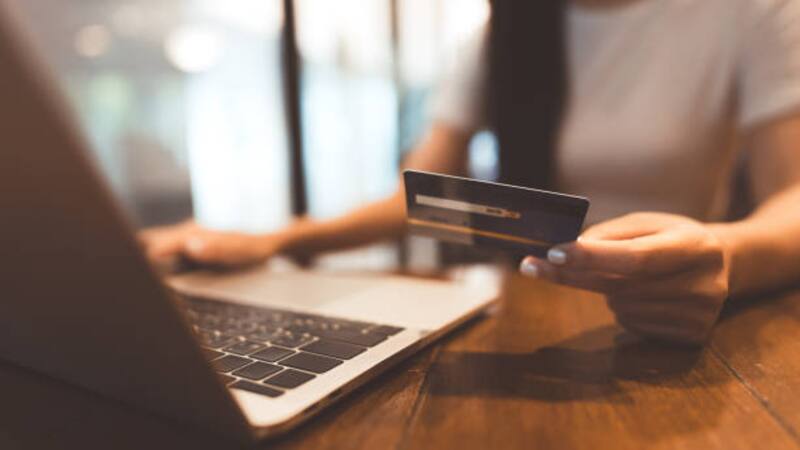 Este método de pago, que muchos consideran seguro y sin intereses, pronto empezará a influir en el historial y la calificación financiera de quienes lo utilizan. Foto: Archivo.