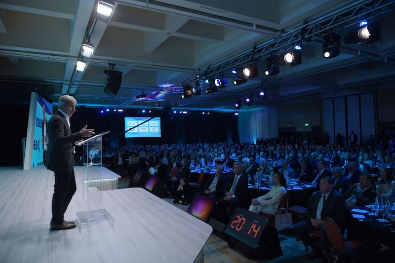 El ministro de Economía, Luis Caputo, ayer al exponer en el 60° Coloquio de IDEA