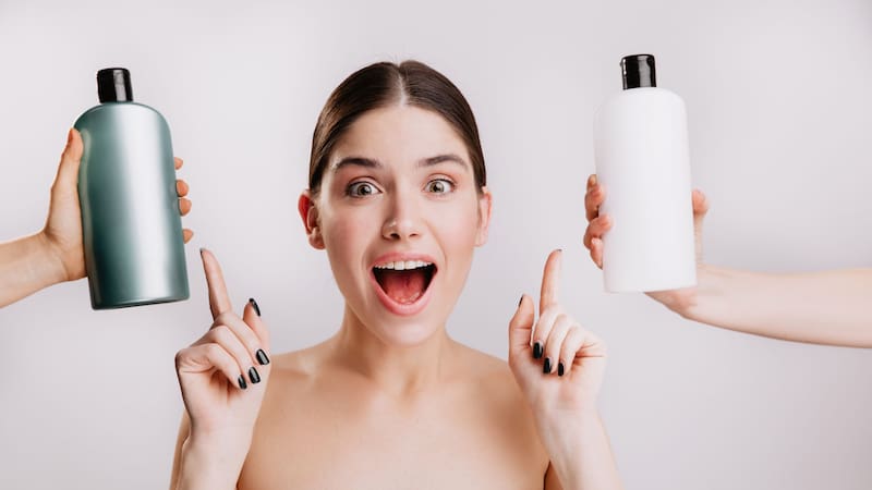 El shampoo no tiñe el cuero cabelludo ni la ropa, evitando manchas y desorden durante su uso.