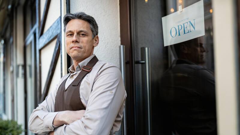 La oportunidad laboral proviene de una compañía del sector hotelero.