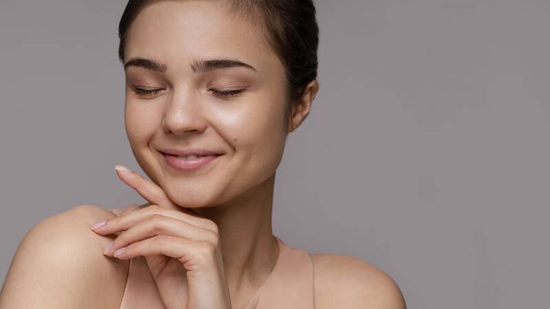 El uso de ingredientes naturales en el cuidado de la piel puede proporcionar beneficios sin efectos secundarios.