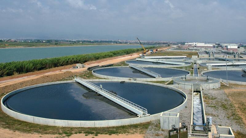 Oferta de empleo en El Prat de Llobregat para trabajar en la EDAR: sueldos de 2750 euros.