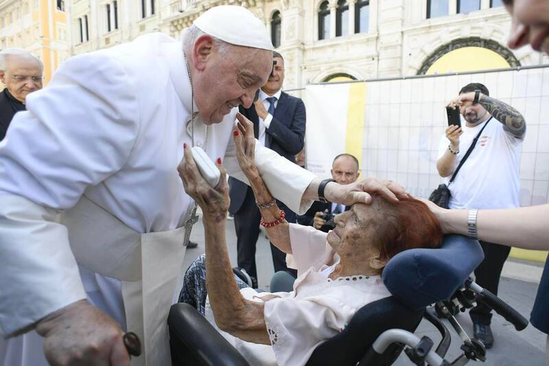 El papa Francisco bendice a una mujer de 111 años durante su visita de apenas seis horas a la ciudad italiana de Trieste (norte) este domingo. Foto: EFE