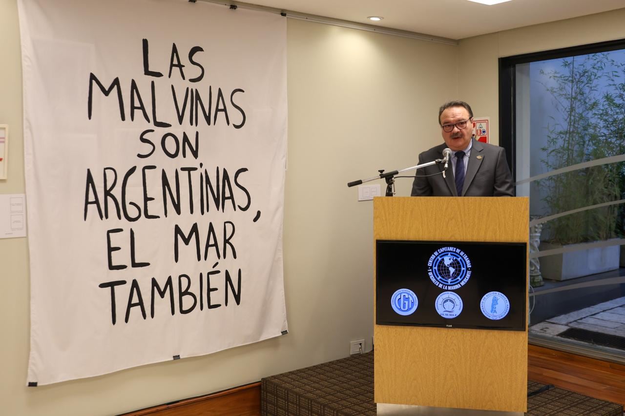 Capacitación y defensa de la marina mercante en la agenda del Centro de Capitanes