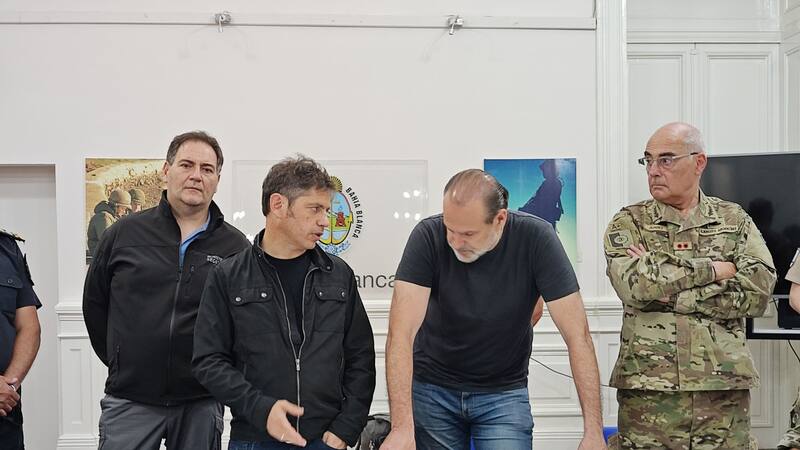 Axel Kicillof junto al intendente de Bahía Blanca Federico Susbielles