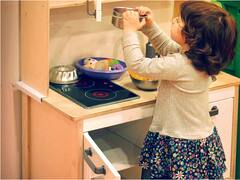 No más publicidad sexista: desde ahora, la televisión no emitirá anuncios de muñecas y cocinas con niñas