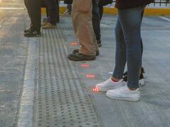 Instalan semáforos de piso para adictos al celular
