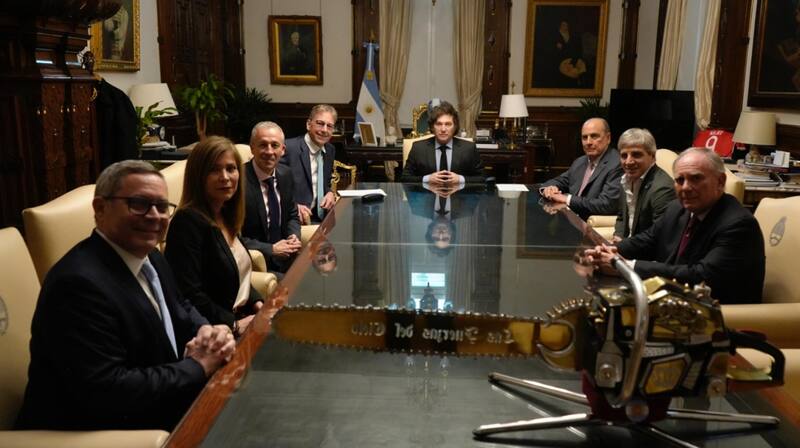 Javier Milei en la Casa Rosada a los CEO de Rio Tinto Group, Jakob Stausholm, y Rio Tinto Lithium Paul Graves; a la Directora de Asuntos Exteriores para América Latina, María Paula Uribe, y al representante de Rio Tinto Argentina, Guillermo Enrique Calo. También participaron el Jefe de Gabinete, Guillermo Francos; el Ministro de Economía, Luis Caputo y el Secretario de Minería Luis Lucero. La reunión se produjo el 12 de marzo de este año.
