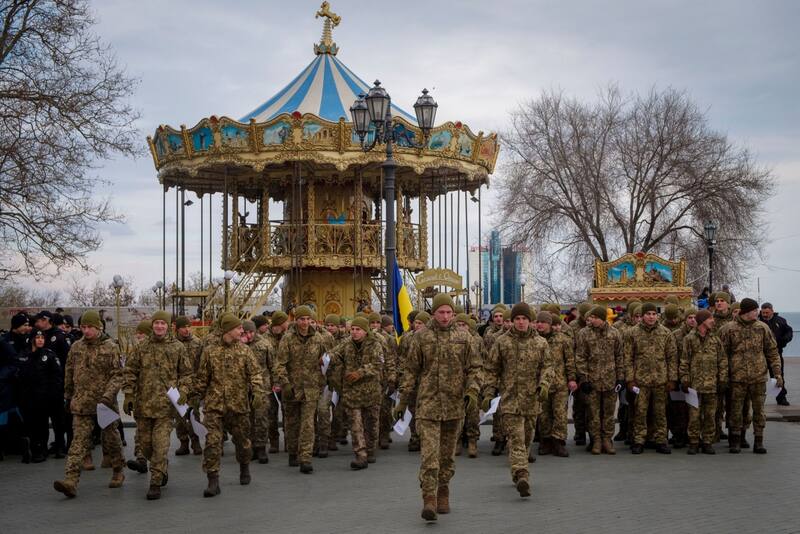 Soldados de Ucrania, frente a un carrousel en la ciudad de Odessa.
