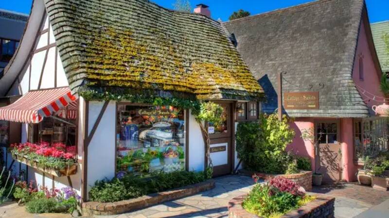La arquitectura única del pueblo, caracterizada por sus tejados de paja, ventanas de vidrio emplomado y callejuelas empedradas, añade un encanto nostálgico a cada esquina.