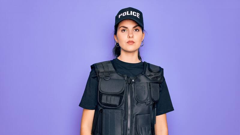 El gobernador republicano está del lado de la policía y busca proteger a los agentes durante situaciones de alto estrés.