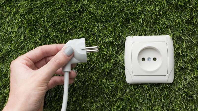 Desenchufar dispositivos puede ser una solución efectiva para disminuir el gasto en la boleta de luz.