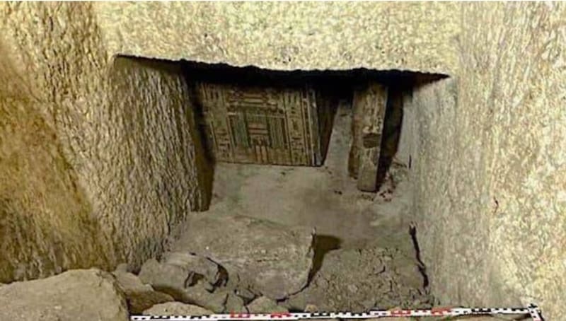 El descubrimiento incluye inscripciones detalladas en los ataúdes, que relatan el viaje de la difunta hacia el más allá. (Fuente: Facebook: Egyptian Ministry of Tourism and Antiquities)