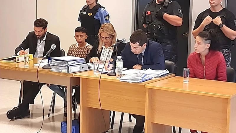 Las condenadas por el homicidio de Lucio Dupuy, junto con sus abogados en los Tribunales de Santa Rosa.