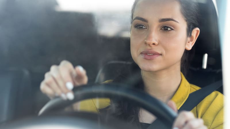 Los conductores deben encender las luces de cruce en túneles y pasos inferiores para garantizar su visibilidad.