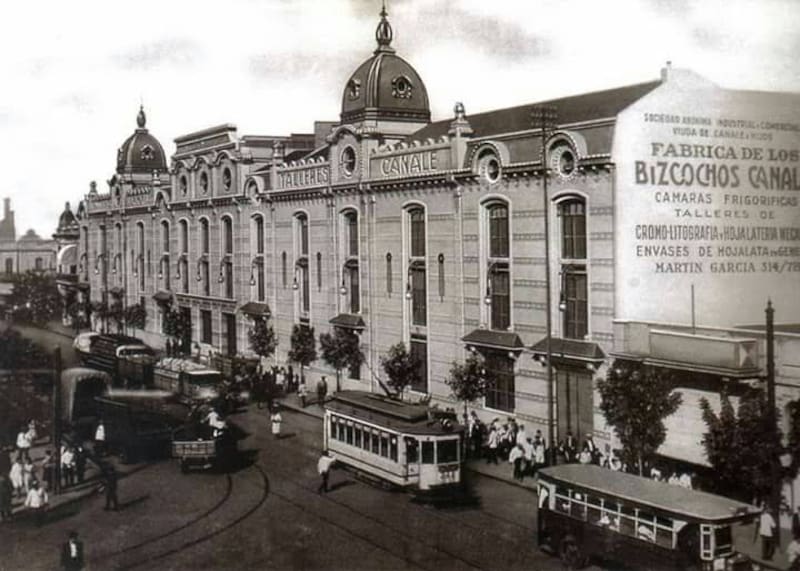 La fábrica de bizcochos Canale frente a Parque Lezama.