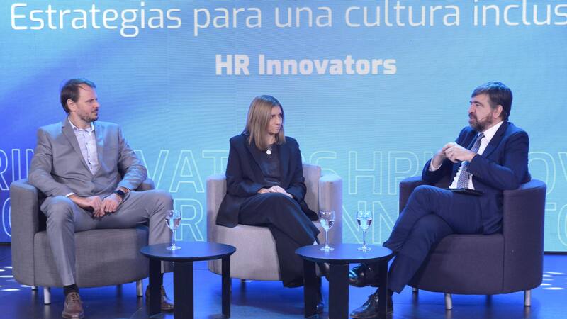 Alejandro Giles (Tenaris), Andrea Tamame (Ford Argentina), junto a Hernán de Goñi (El Cronista)