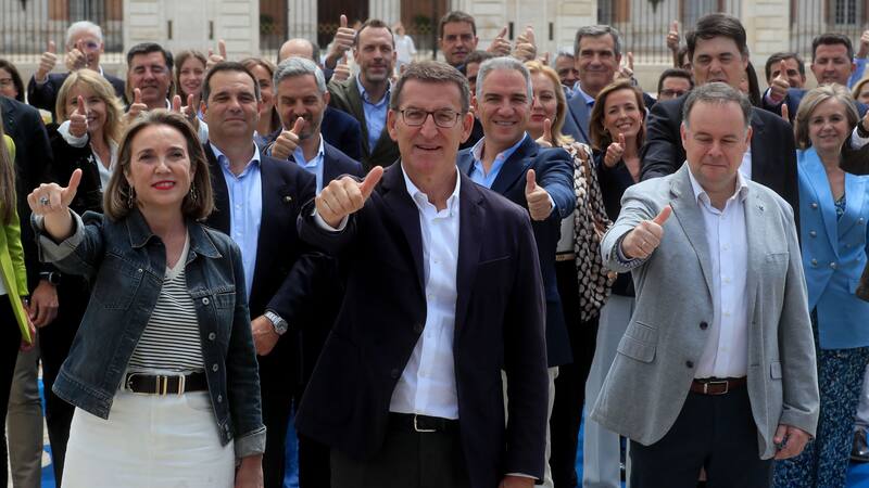 El líder del Partido Popular Alberto Núñez Feijóo junto a la portavoz en el Congreso, Cuca Gamarra durante la presentación de los cabezas de lista al Congreso de los Diputados. EFE/ Fernando Alvarado