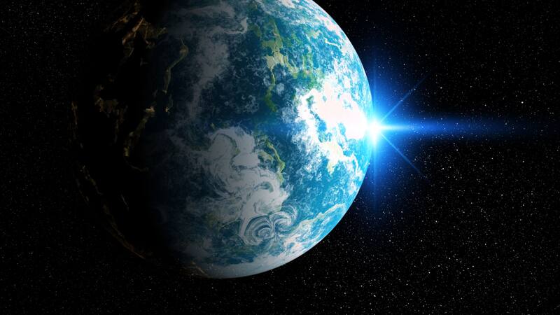 Su origen, vinculado a fenómenos astrofísicos extremos, podría estar mucho más cerca de nuestra Tierra de lo que creemos.