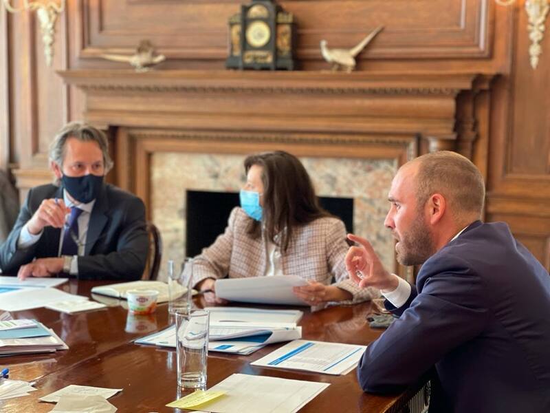 Luis Cubeddu y Julie Kozack, los negociadores del FMI, con Martín Guzmán