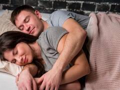 Cuál es la mejor postura para dormir en pareja, según un estudio científico