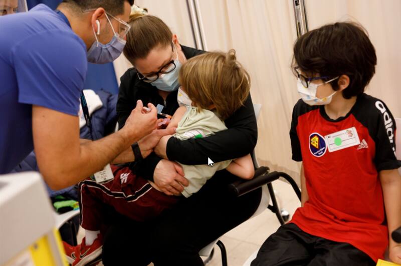 "Muchas infecciones por Ómicron, especialmente en las personas vacunadas, serán leves, comparables a un breve resfriado".