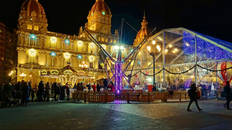 El corazón de La Coruña se convierte en un cuento invernal con su mercadillo navideño, uno de los más bellos de Europa.