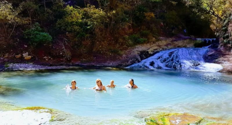 La profundidad de las Termas varía entre 30 cm y 2 metros y, mantienen una temperatura promedio de 30 grados centígrados durante los meses más frescos del año. (Foto: Agencia Noticias Argentinas).