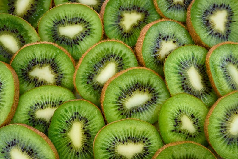 El consumo regular de kiwi puede ayudar a las personas a dormirse más rápidamente y a mejorar la continuidad del sueño. (Fuente: Pexels)