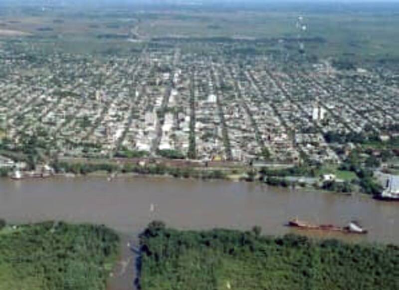 La boca del canal, sobre el Paraná de las Palmas, frente a la estación del Ferrocarril Mitre. Créditos: Fototeca Campana.