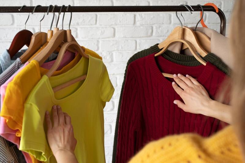 Guardar la ropa en el momento permitirá que no se acumule en una silla. (Fuente: Archivo).