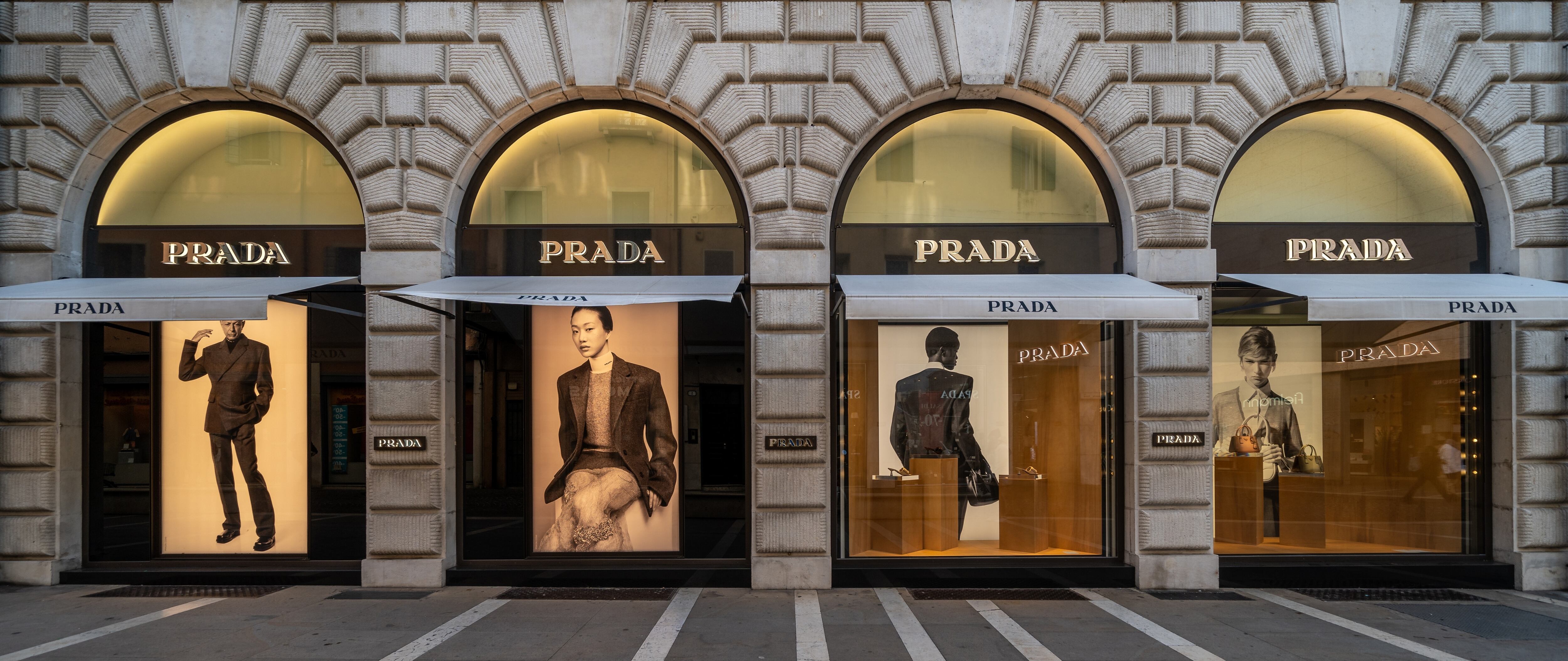 Prada concretó la compra de Versace y buscará competir mano a mano con Louis Vuitton