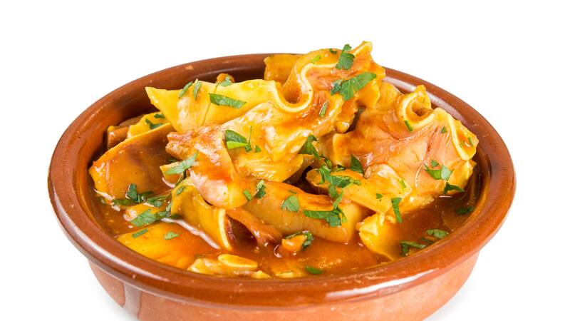 Oreja de cerdo al ajillo: receta fácil y rápida para preparar una delicia culinaria española.