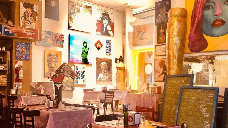 En este lugar podés comer un buen plato de pasta y ver arte en vivo.