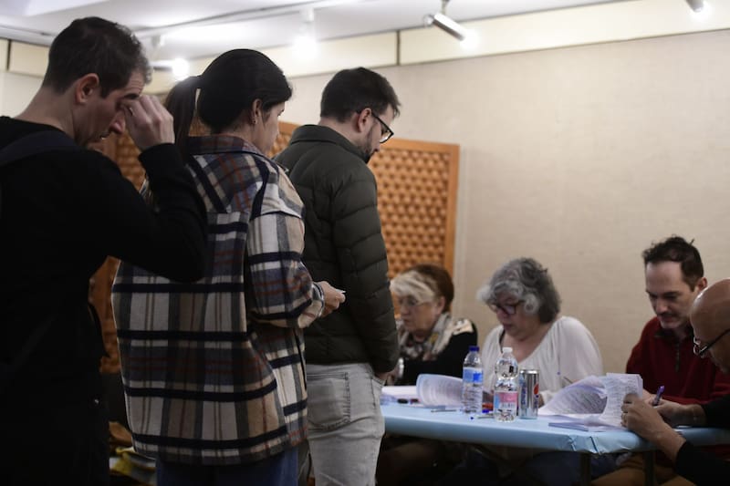 Argentinos votando en el consulado en Madrid (Fuente: EFE)