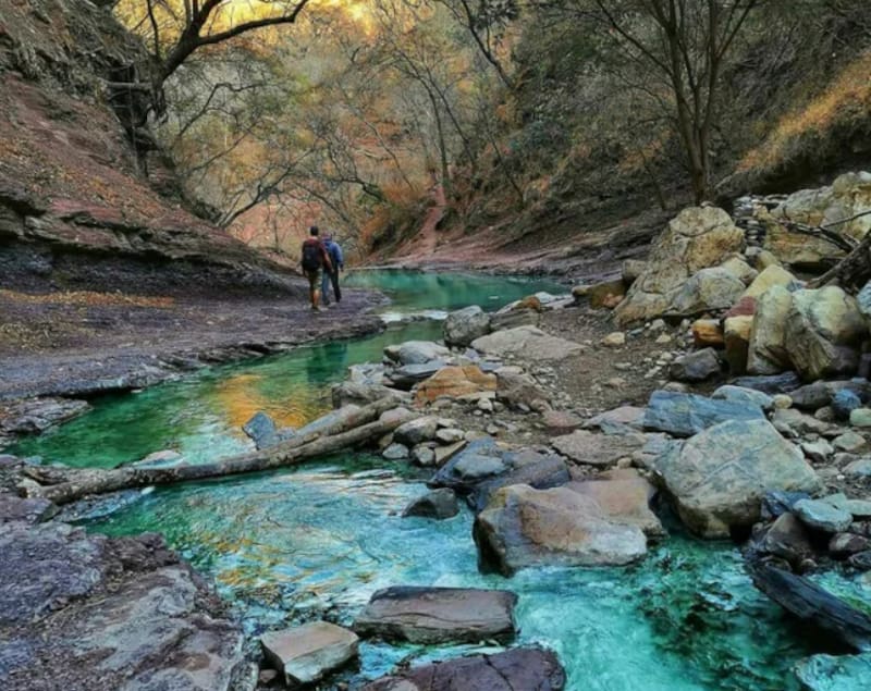 El acceso a las Termas de Jordán tiene dificultad media a alta, con una duración de 2 horas y media de bajada y unas 3 horas y media de regreso. (Foto: Agencia Noticias Argentinas).