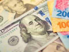 Hasta cuándo va a durar el carry trade para invertir pesos y ganar dólares