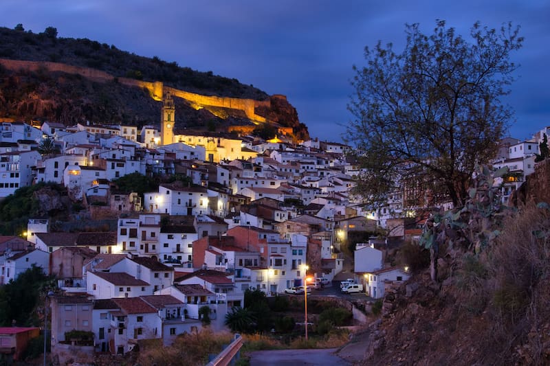 Así es chulilla, el pueblito valenciano que tiene puentes y aguas termales. Imagen: Shutterstock.