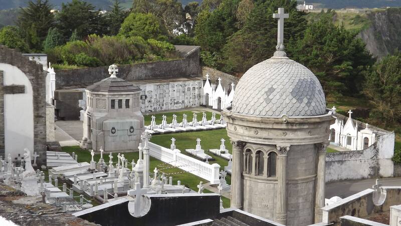 Cementerio de Luarca, uno de los más bonitos de España, donde descansan los restos de Severo Ochoa, premio Nobel en Medicina. Imagen: Wikipedia.