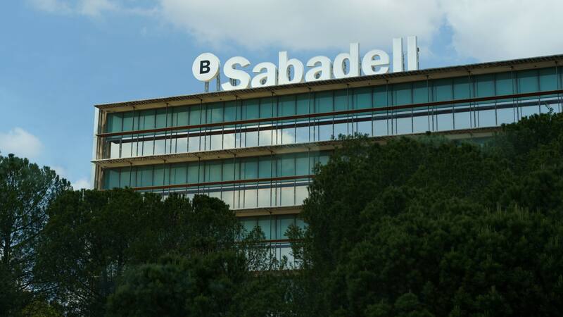 El banco Sabadell puede cerrar la cuenta a los clientes que no cumplan con ciertor requisitos.
