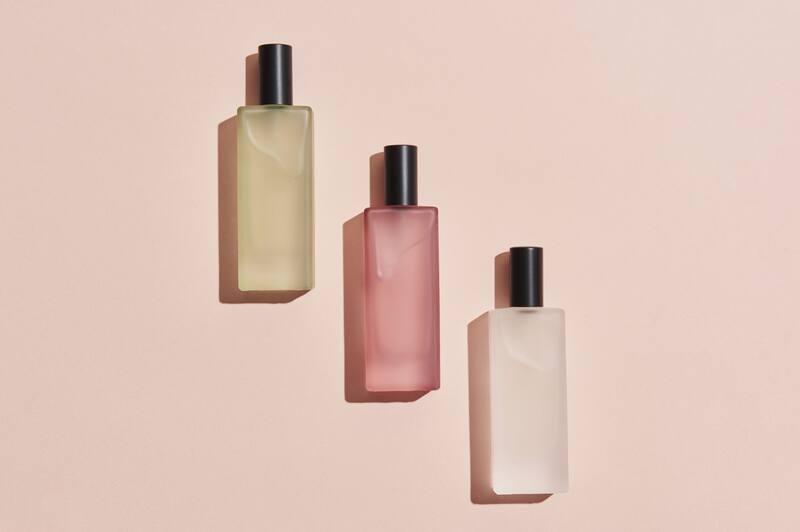 Elegir entre perfume y colonia no solo es una cuestión de preferencia personal, sino también de entender la química detrás de cada fragancia (Foto: Freepik)