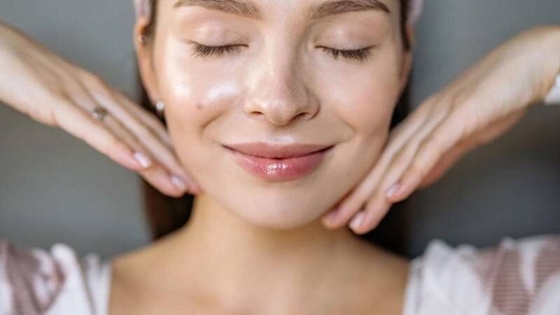 Las vitaminas A y C presentes en la grosella son esenciales para el cuidado de la piel.