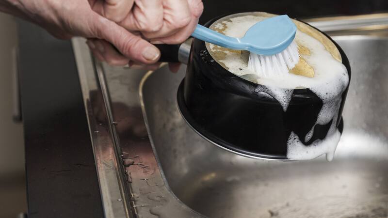 Sigue este gran consejo para limpiar ollas de cocina.