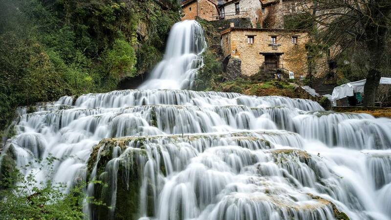 La aldea que tiene una cascada ideal para un viaje romántico que mantenga viva la llama del amor.