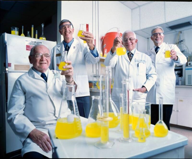 El doctor Cade (izquierda) junto a su equipo. Fueron los inventores de Gatorade en 1965.