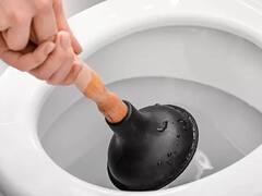 No le pagués más al plomero: los trucos caseros más efectivos para destapar el inodoro