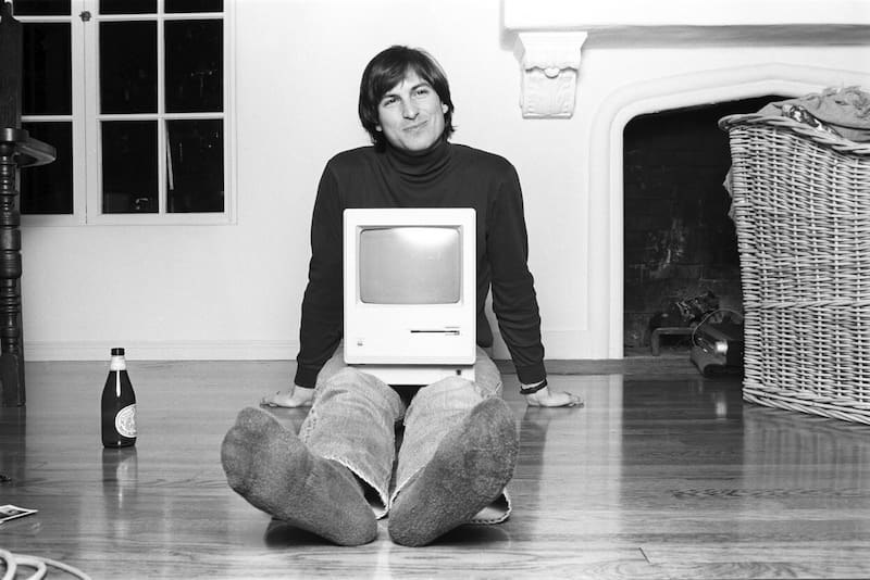 Un joven Steve Jobs con su computadora sobre las piernas: hoy un discurso de 1983 se considera una verdadera predicción del futuro. (Foto: Archivo Cronista)