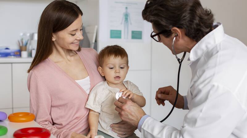 Los niños con hipoacusia no tratada suelen experimentar retrasos en el lenguaje y en habilidades sociales.